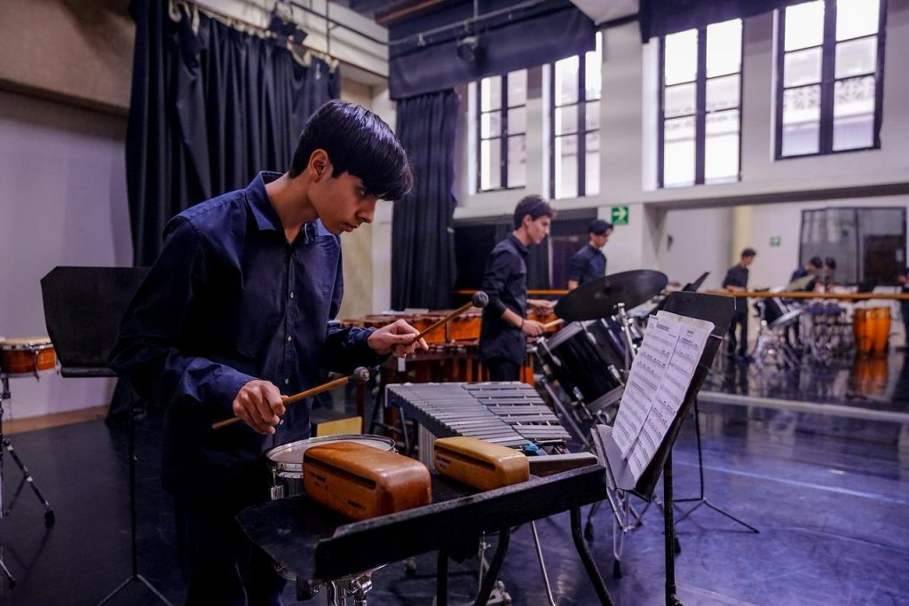 Alumnos de percusiones exponen su talento en clase abierta