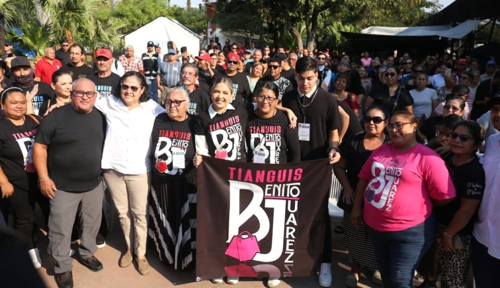 Brinda Estrella Palacios certeza jurídica a comerciantes del Tianguis de la Juárez con entrega de permisos 2025