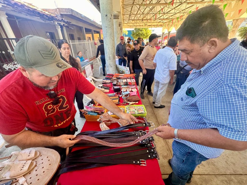 Celebran con éxito el Primer Tianguis de Artesanías y Comida Típica de El Recodo
