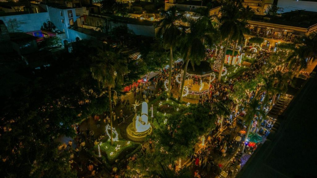 Espectacular el tradicional encendido Artístico Navideño y del Gigantesco Pino de Navidad en la Plazuela Machado de Mazatlán 2025 1