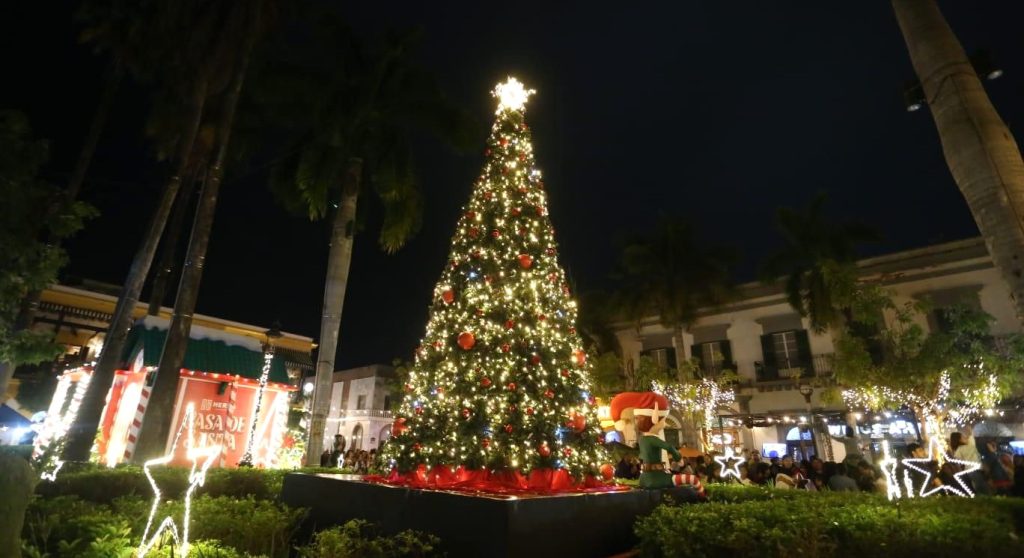Espectacular el tradicional encendido Artístico Navideño y del Gigantesco Pino de Navidad en la Plazuela Machado de Mazatlán Espectacular el tradicional encendido Artístico Navideño y del Gigantesco Pino de Navidad en la Plazuela Machado de Mazatlán 2025