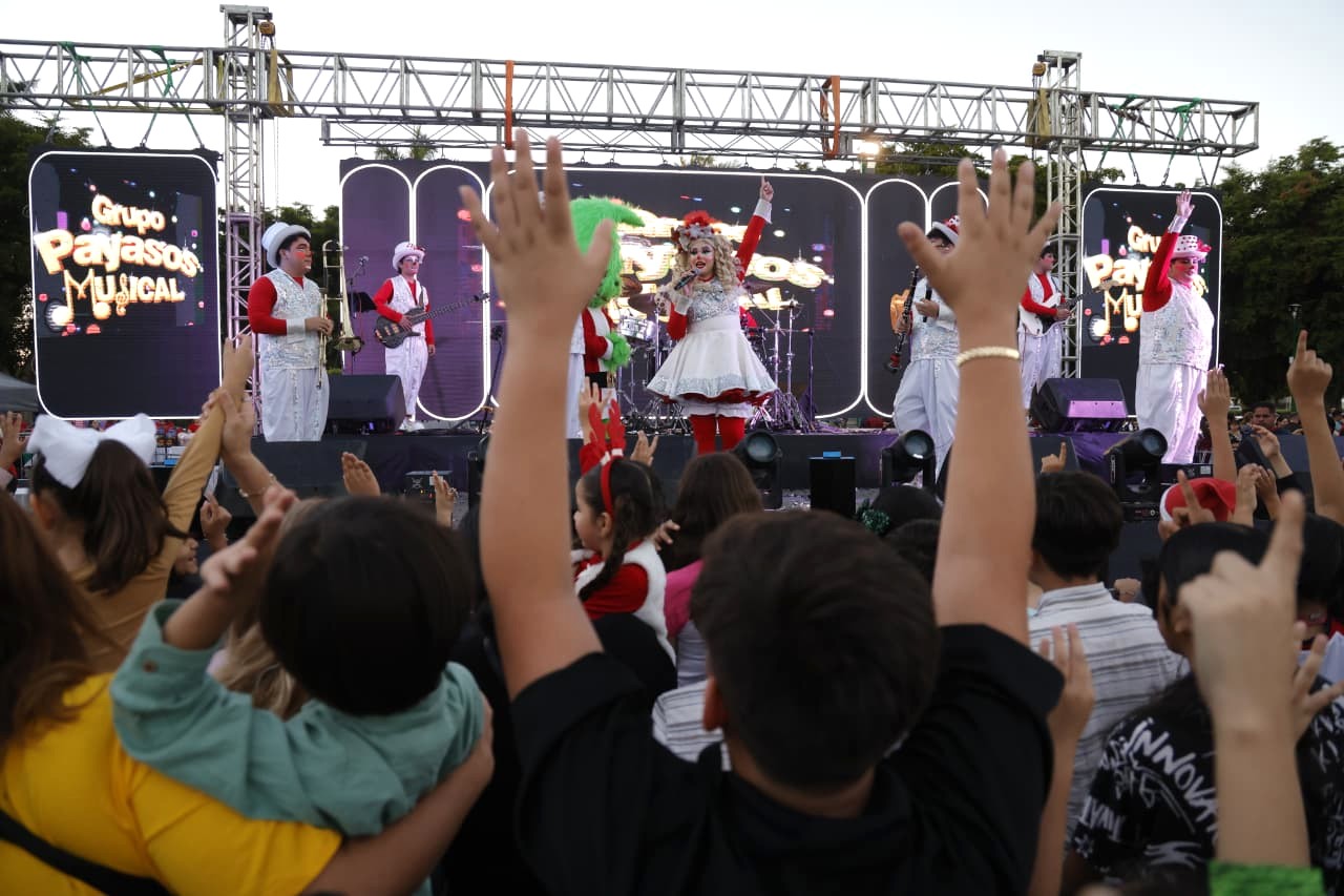 Gobernador de Sinaloa Rocha Moya encabezó el encendido del monumental árbol de Navidad en Palacio de Gobierno 2025 12