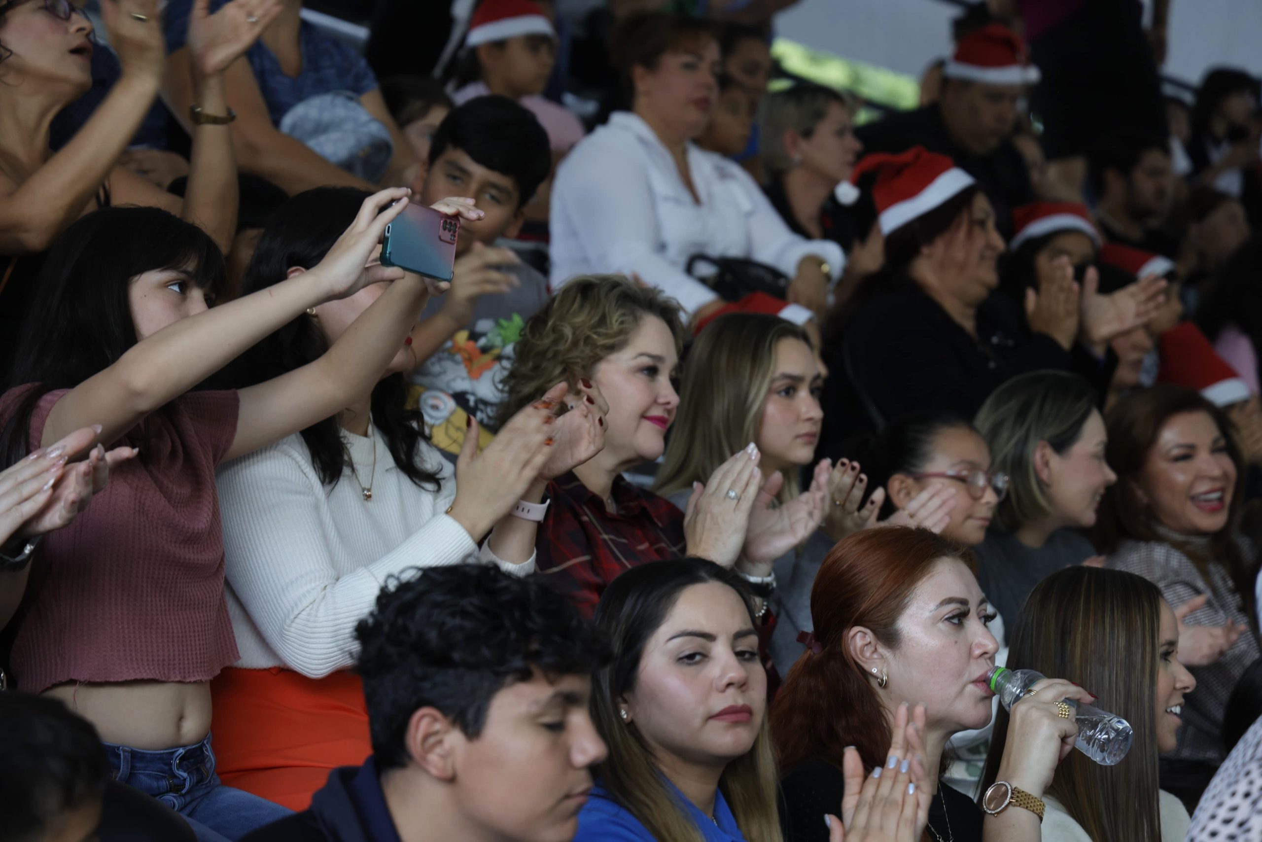 Gobernador de Sinaloa Rocha Moya encabezó el encendido del monumental árbol de Navidad en Palacio de Gobierno 2025 13