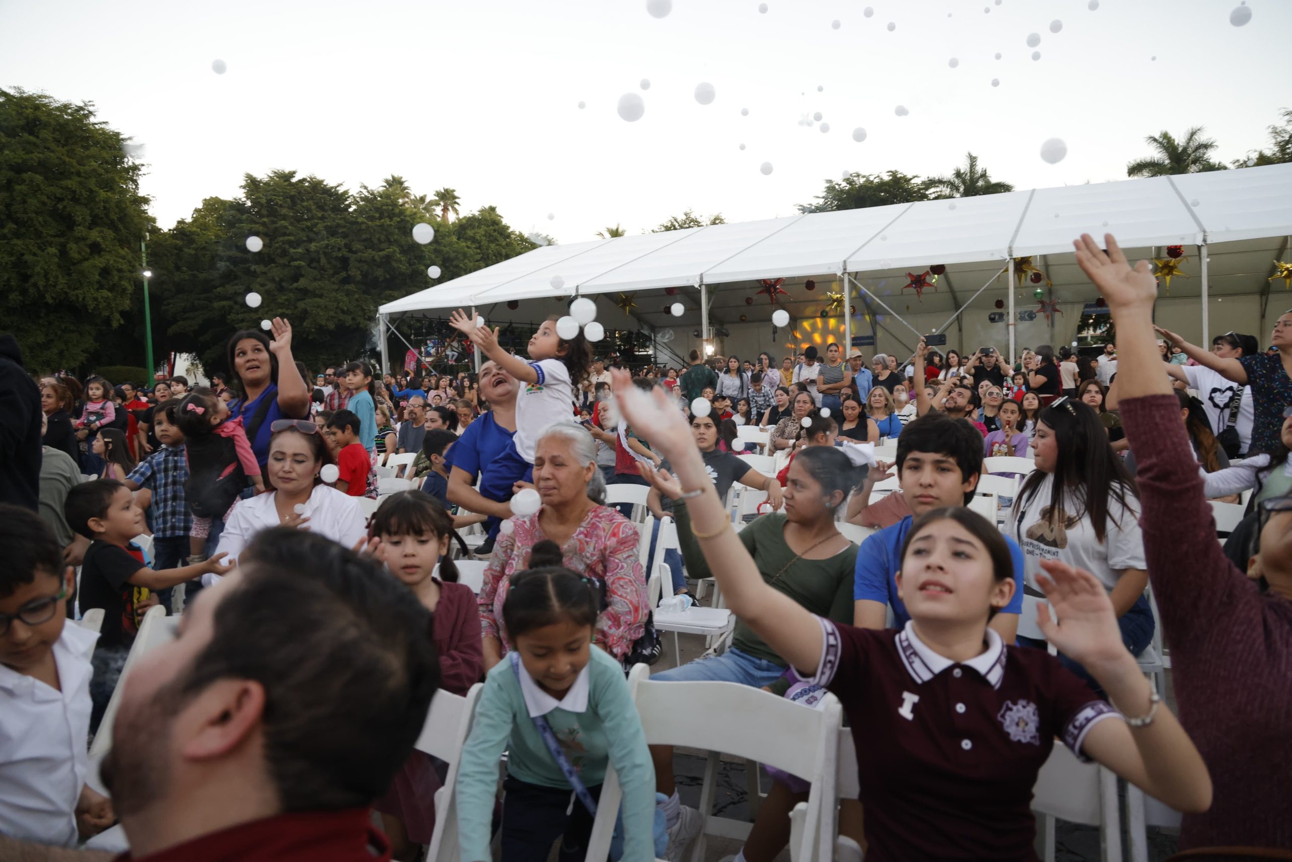 Gobernador de Sinaloa Rocha Moya encabezó el encendido del monumental árbol de Navidad en Palacio de Gobierno 2025 15
