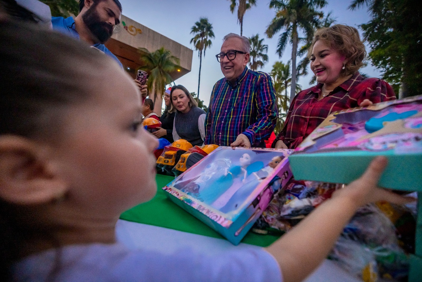 Gobernador de Sinaloa Rocha Moya encabezó el encendido del monumental árbol de Navidad en Palacio de Gobierno 2025 16