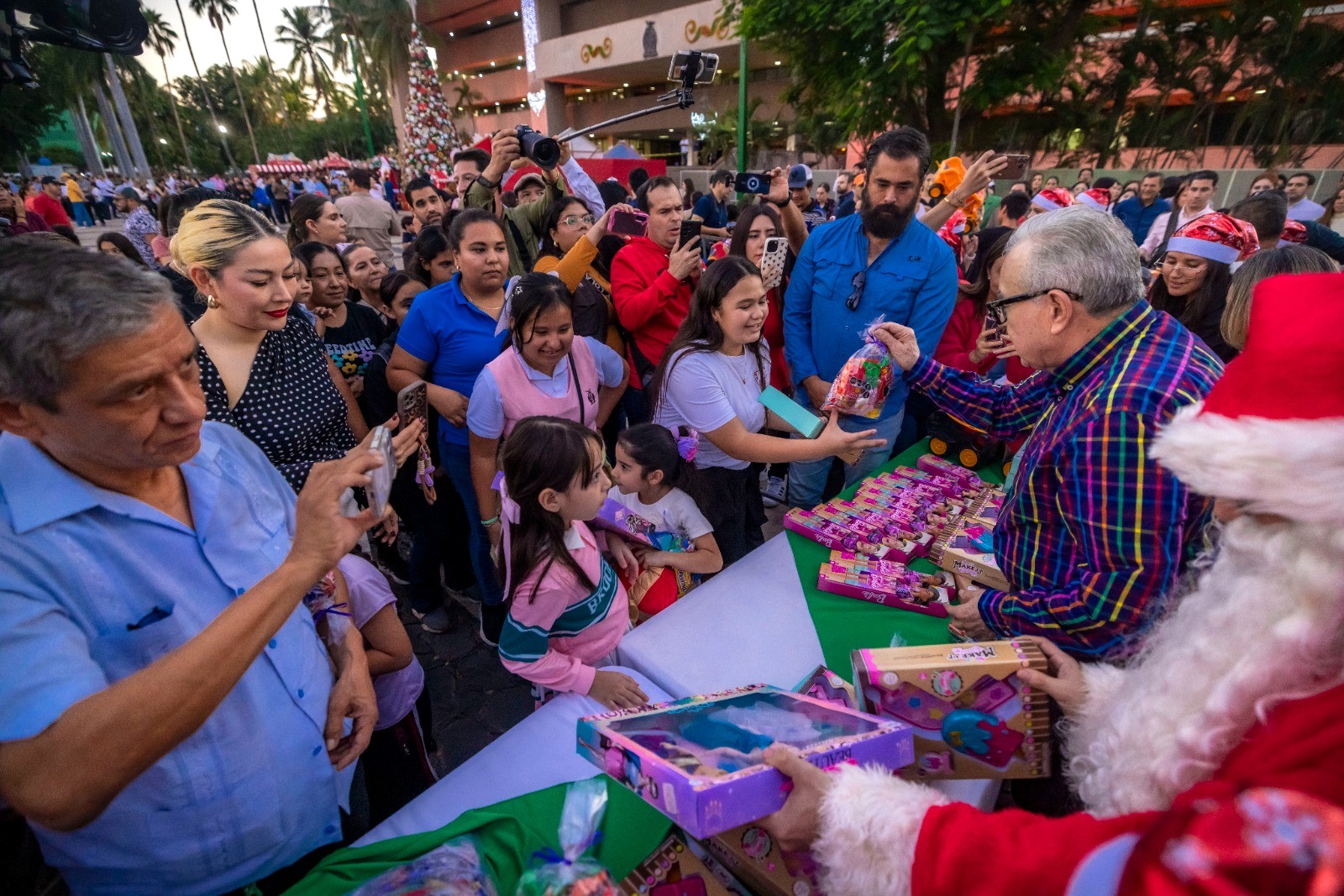 Gobernador de Sinaloa Rocha Moya encabezó el encendido del monumental árbol de Navidad en Palacio de Gobierno 2025 18