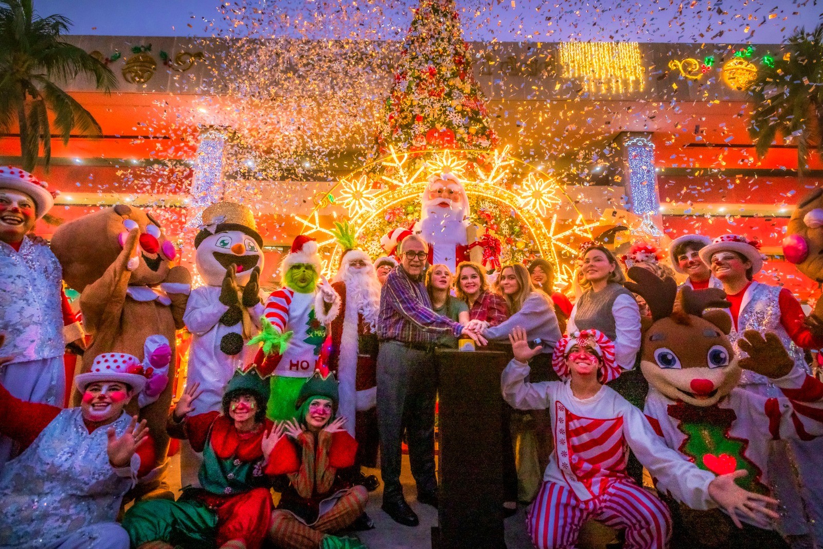 Gobernador de Sinaloa Rocha Moya encabezó el encendido del monumental árbol de Navidad en Palacio de Gobierno 2025 2