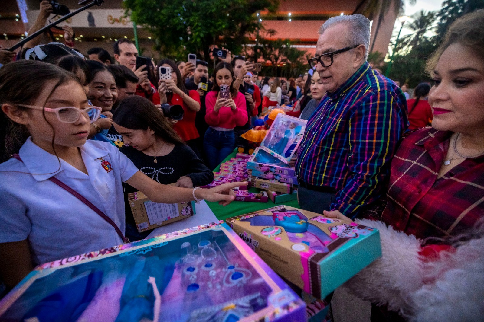 Gobernador de Sinaloa Rocha Moya encabezó el encendido del monumental árbol de Navidad en Palacio de Gobierno 2025 20