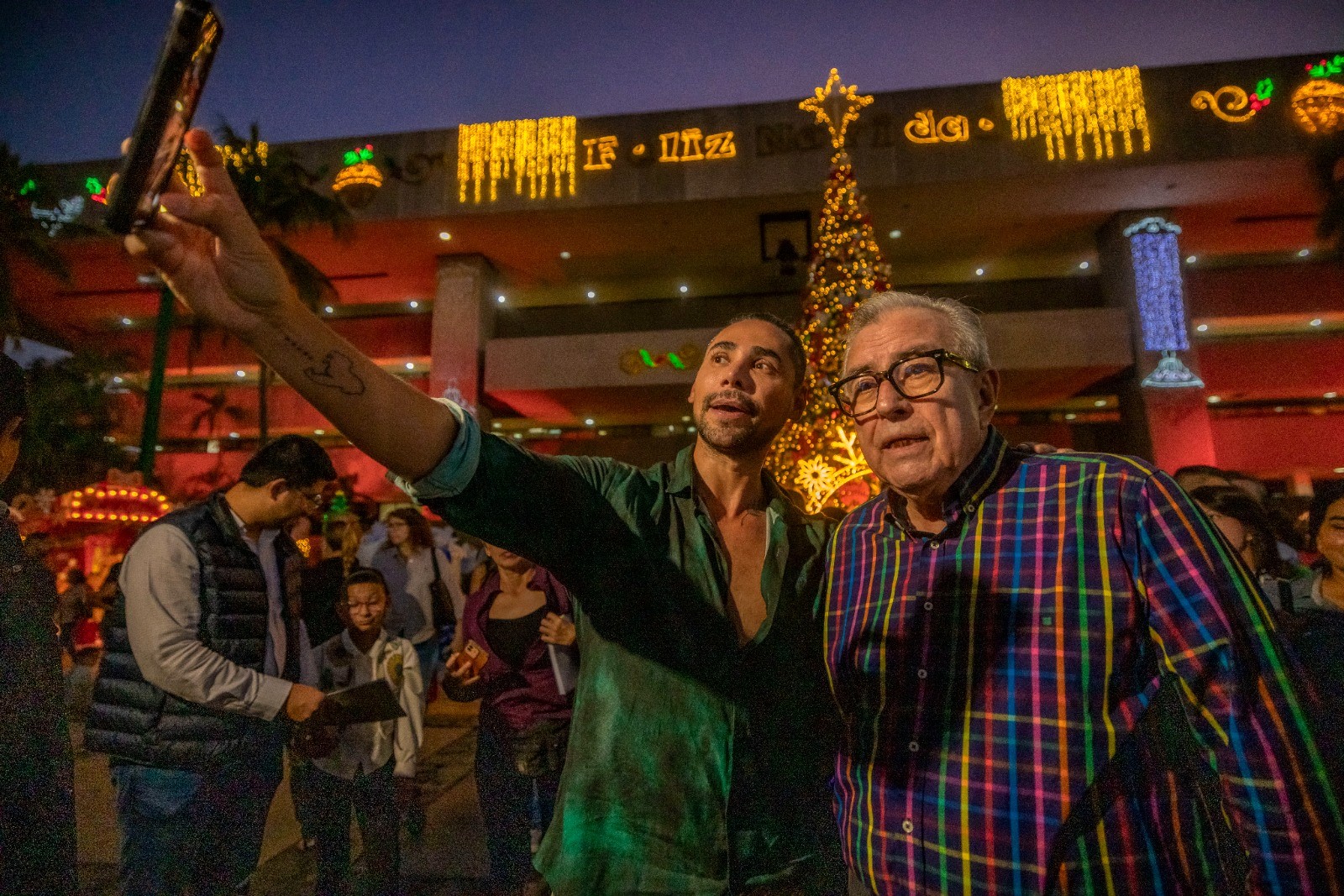 Gobernador de Sinaloa Rocha Moya encabezó el encendido del monumental árbol de Navidad en Palacio de Gobierno 2025 22