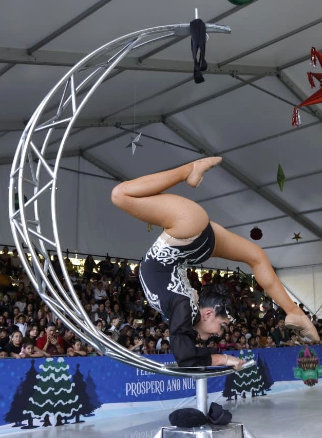 Gobernador de Sinaloa Rocha Moya encabezó el encendido del monumental árbol de Navidad en Palacio de Gobierno 2025 23 a