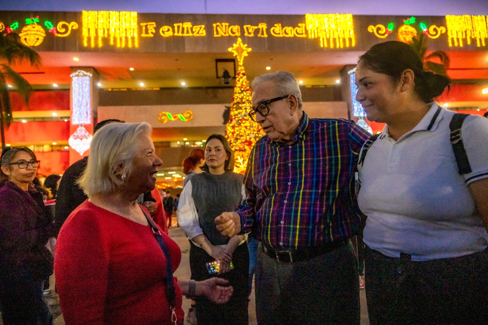 Gobernador de Sinaloa Rocha Moya encabezó el encendido del monumental árbol de Navidad en Palacio de Gobierno 2025 23