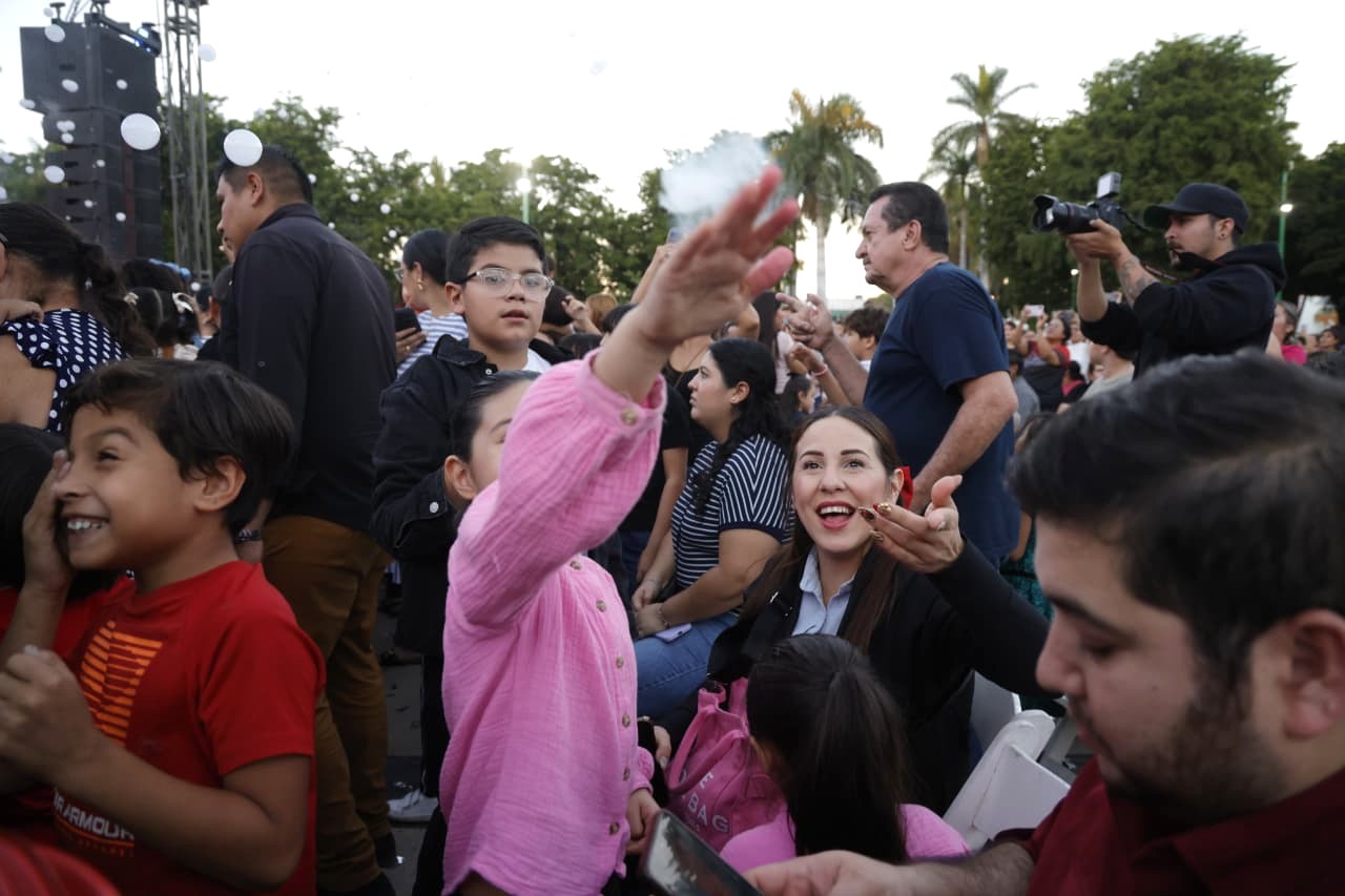Gobernador de Sinaloa Rocha Moya encabezó el encendido del monumental árbol de Navidad en Palacio de Gobierno 2025 4