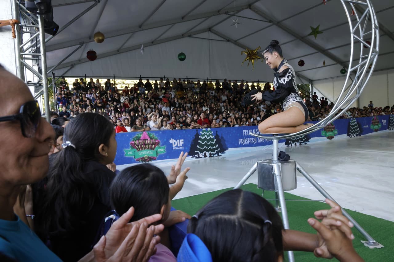 Gobernador de Sinaloa Rocha Moya encabezó el encendido del monumental árbol de Navidad en Palacio de Gobierno 2025 5