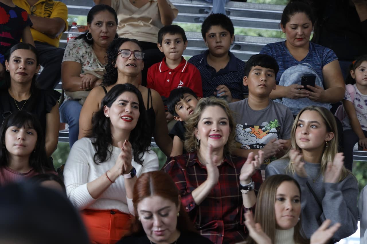 Gobernador de Sinaloa Rocha Moya encabezó el encendido del monumental árbol de Navidad en Palacio de Gobierno 2025 5