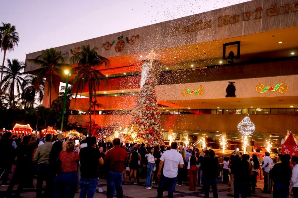 Gobernador de Sinaloa Rocha Moya encabezó el encendido del monumental árbol de Navidad en Palacio de Gobierno 2025 7