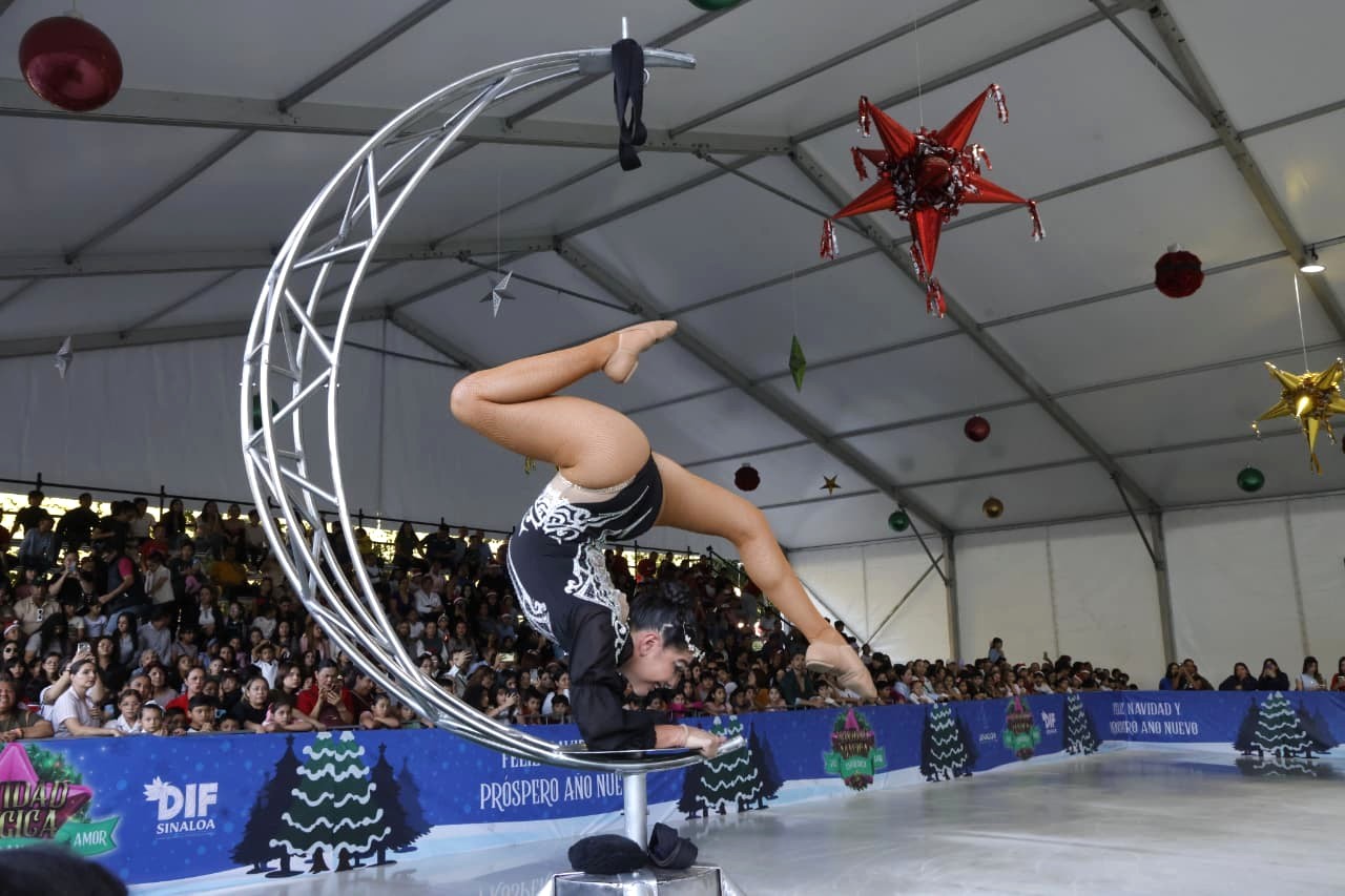 Gobernador de Sinaloa Rocha Moya encabezó el encendido del monumental árbol de Navidad en Palacio de Gobierno 2025 8