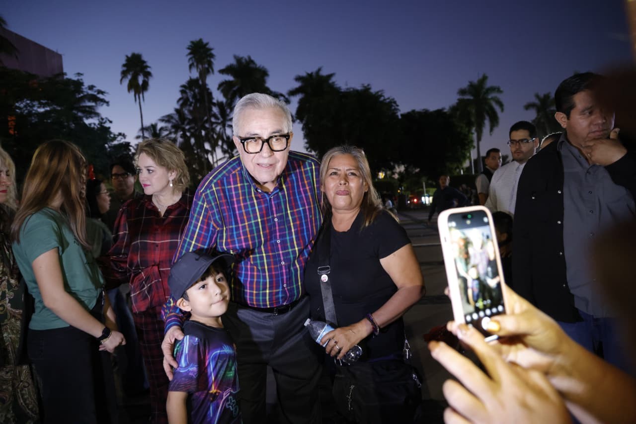 Gobernador de Sinaloa Rocha Moya encabezó el encendido del monumental árbol de Navidad en Palacio de Gobierno 2025 9