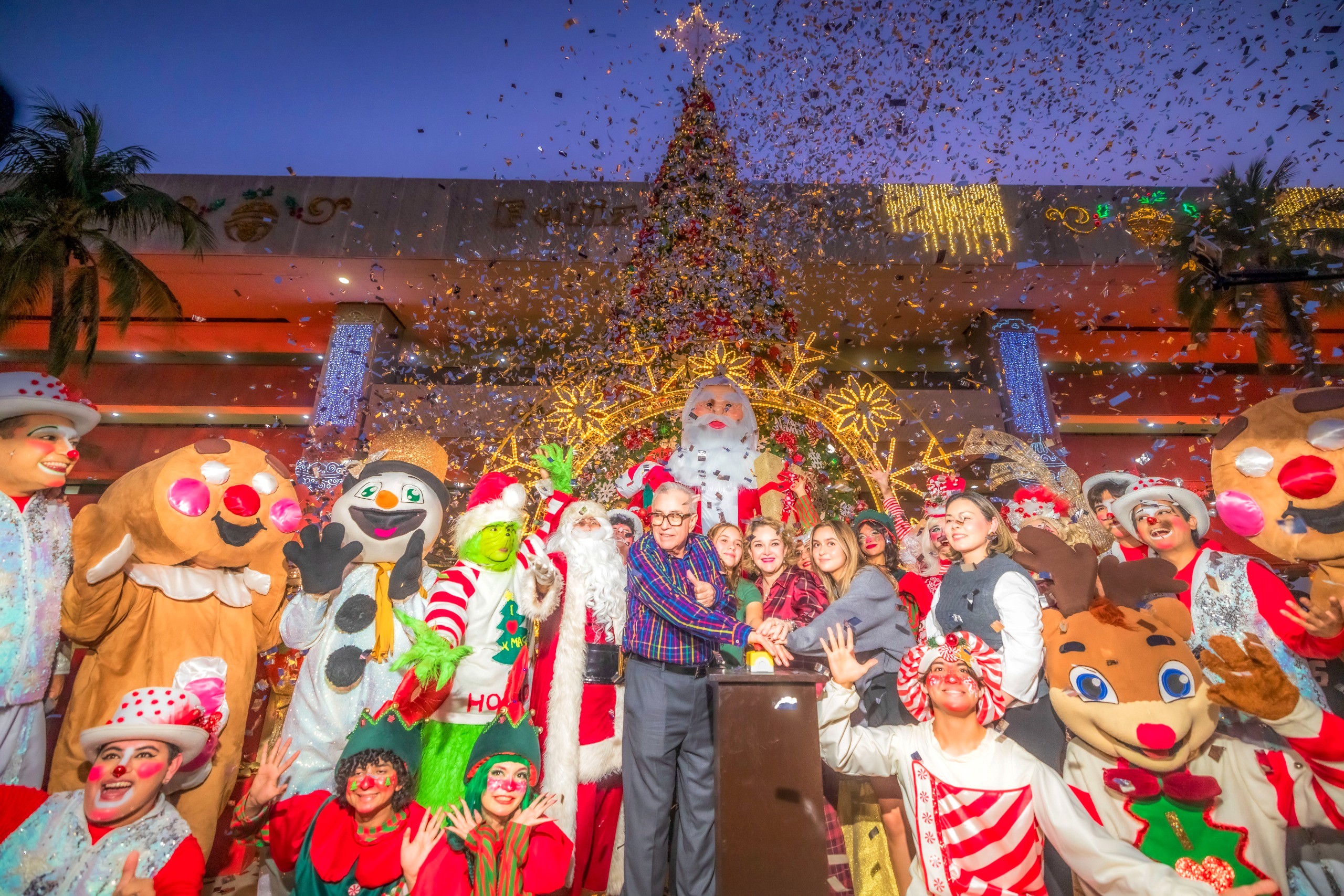 Gobernador de Sinaloa Rocha Moya encabezó el encendido del monumental árbol de Navidad en Palacio de Gobierno 2025