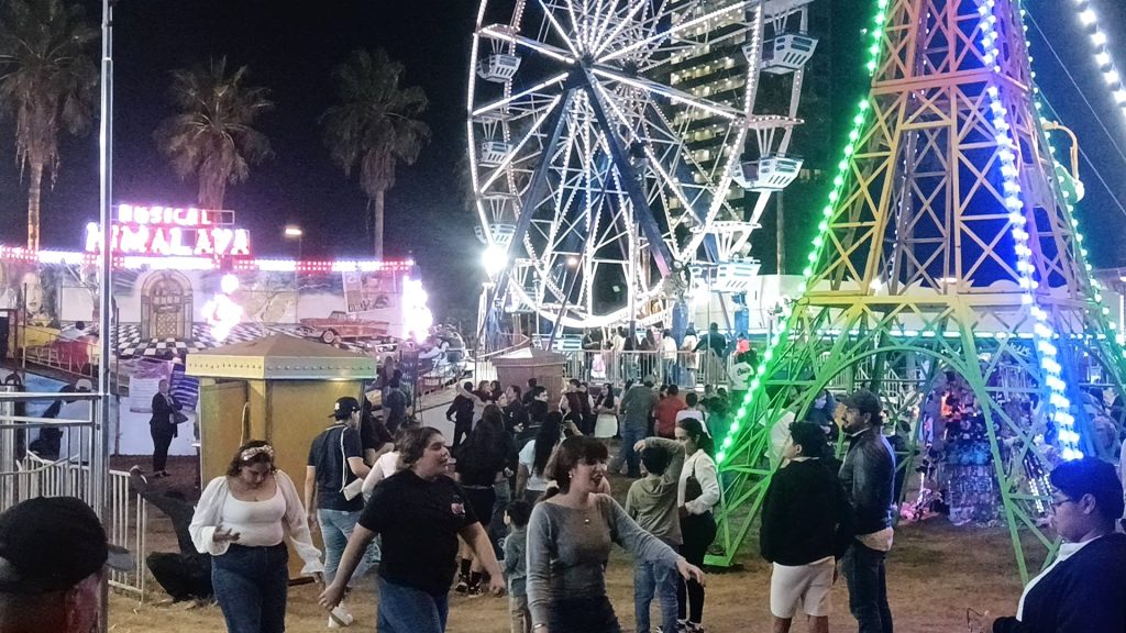 Inaugura Estrella Palacios la Villa Navideña en el Parque Central 2025 7