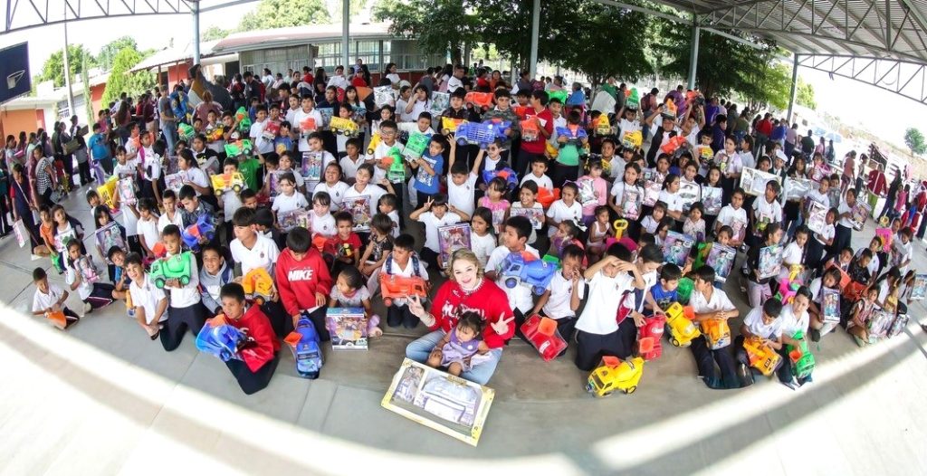 ¡Llega la Navidad a Sinaloa! Eneyda Rocha pone en marcha las Caravanas Navideñas del Sistema DIF Estatal Primer día de caravana navideña de DIF Sinaloa Dra. Eneyda Rocha Ruiz 2025