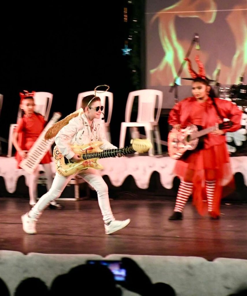 Se ilumina la UAS con la magia decembrina y el tradicional Encendido del Árbol y Gala Navideña “Relatos de una Navidad” 2025 3