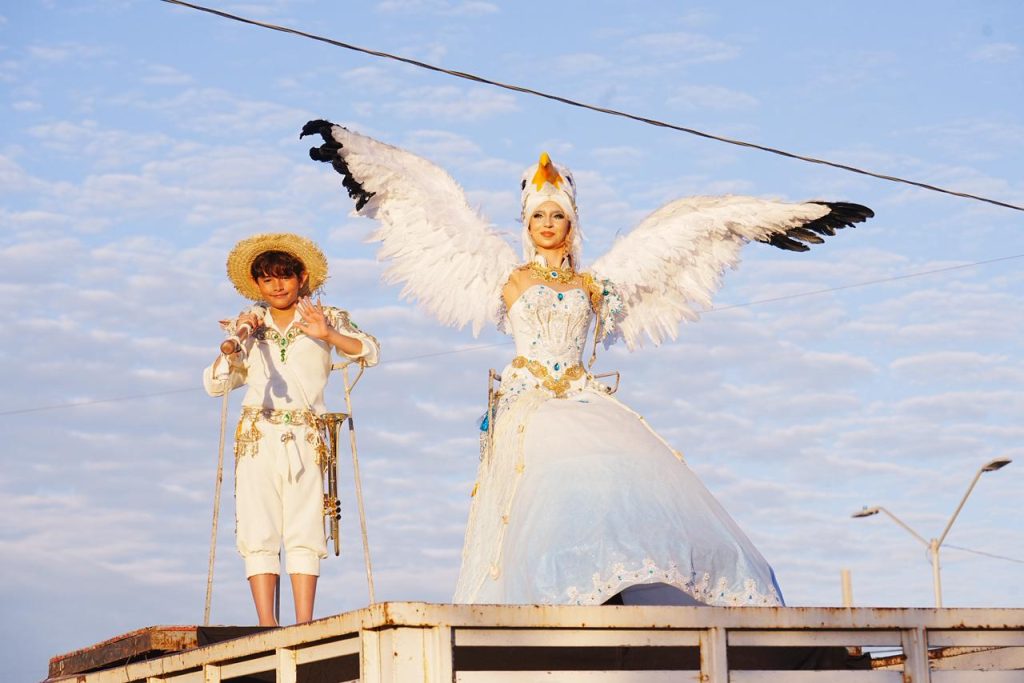 ¡Arriba la Tambora! Eileen Cruz y Guillermo Orrante lideran votaciones tras alegre manifestación de Carnaval 2026 (18)