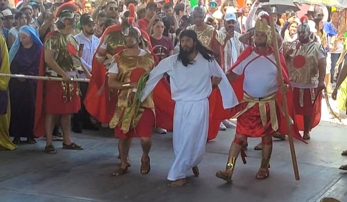 5 Miles-se-estremecen-con-el-Viacrucis-2025-