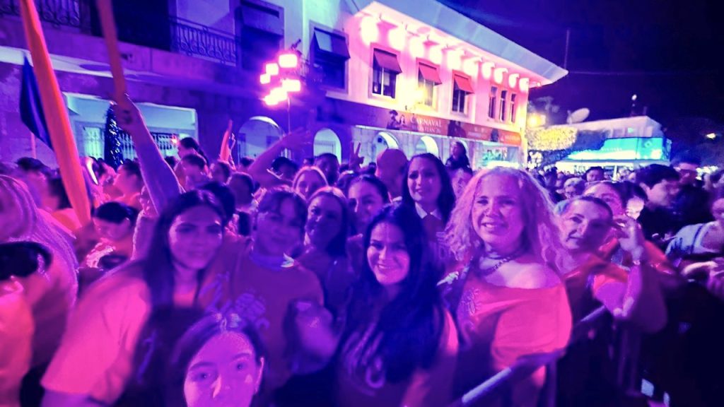 Eileen Cruz y Javier Osuna “El Chiras” se coronan como los nuevos soberanos del Carnaval de Mazatlán 2026 Porras