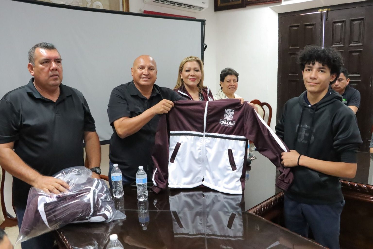 Claudia Valdez entrega uniformes a selección que competirá en los Juegos CONADE 2026