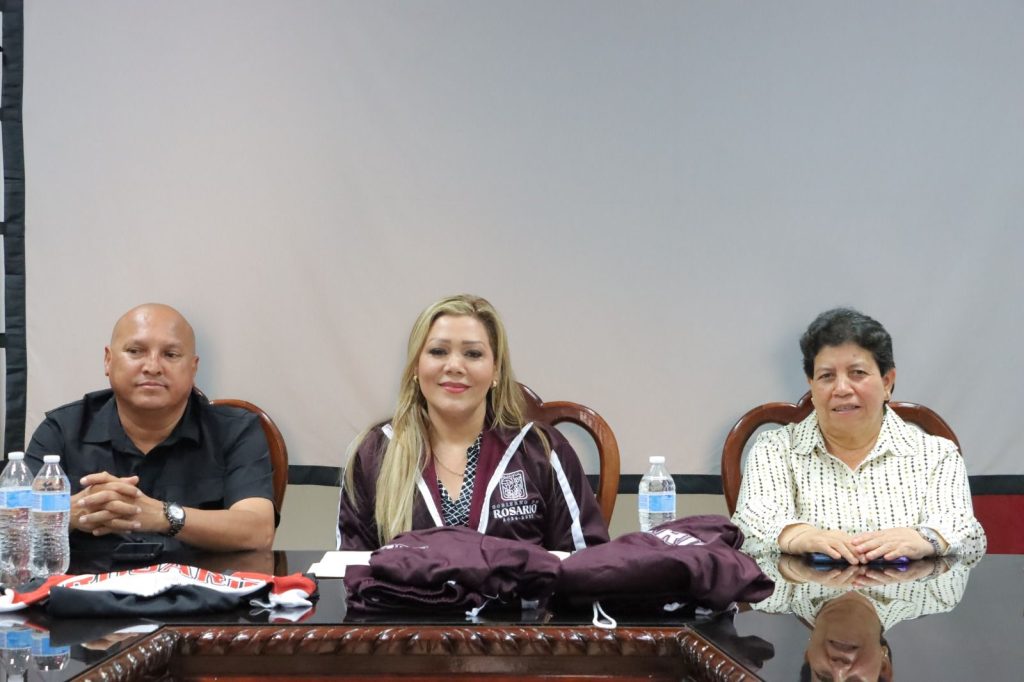 Claudia Valdez entrega uniformes a selección que competirá en los Juegos CONADE 2026 (7)
