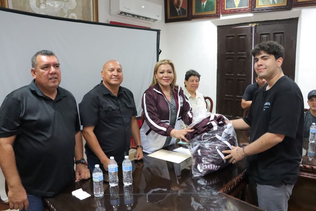Claudia Valdez entrega uniformes a selección que competirá en los Juegos CONADE 2026 (8)