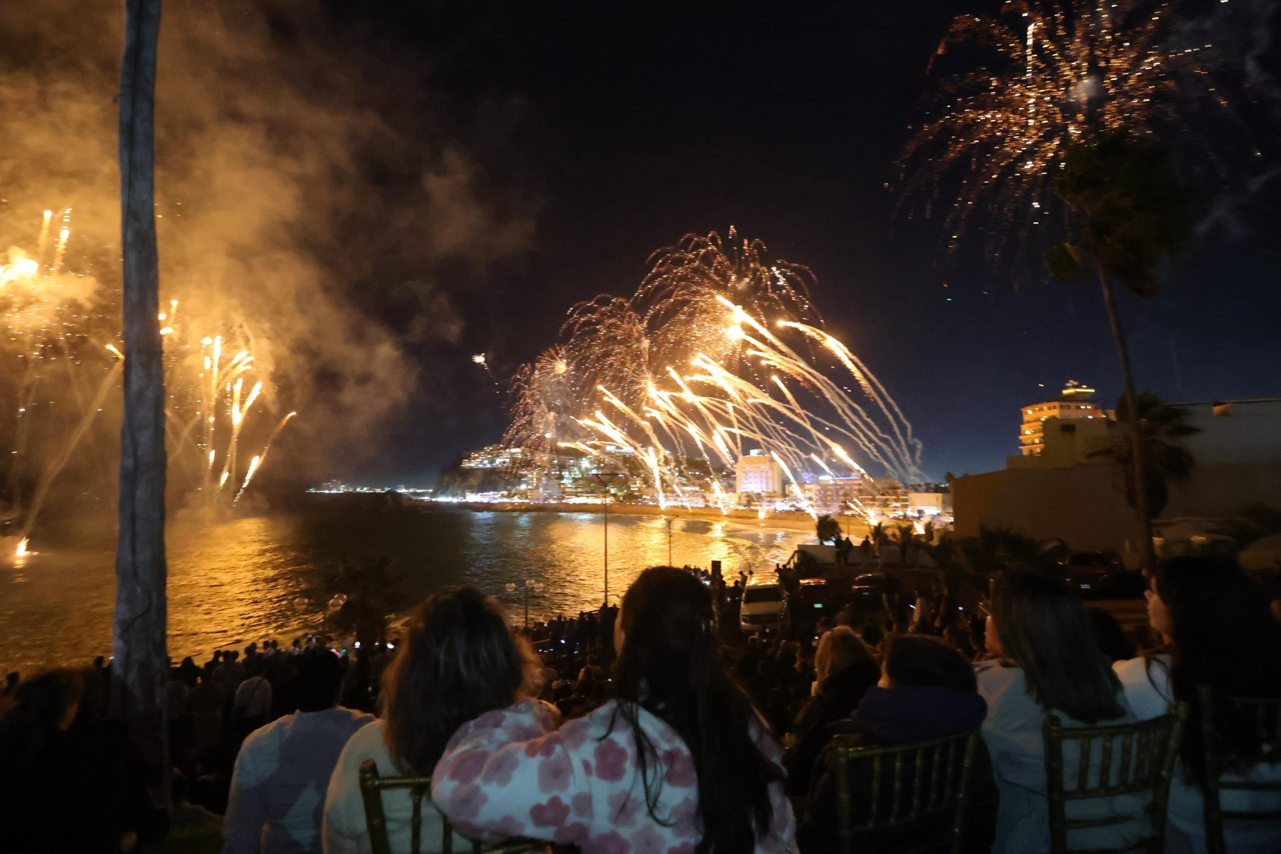 El Carnaval Internacional Mazatlán 2026, “Arriba la Tambora”, sigue regalando gratos momentos y en su tercer día de actividades el Combate Naval sorprendió con un espectáculo piromusical que iluminó el cielo y emocionó a más de 95 mil asistentes que se dieron cita en la zona de Olas Altas, al ritmo de la banda sinaloense.