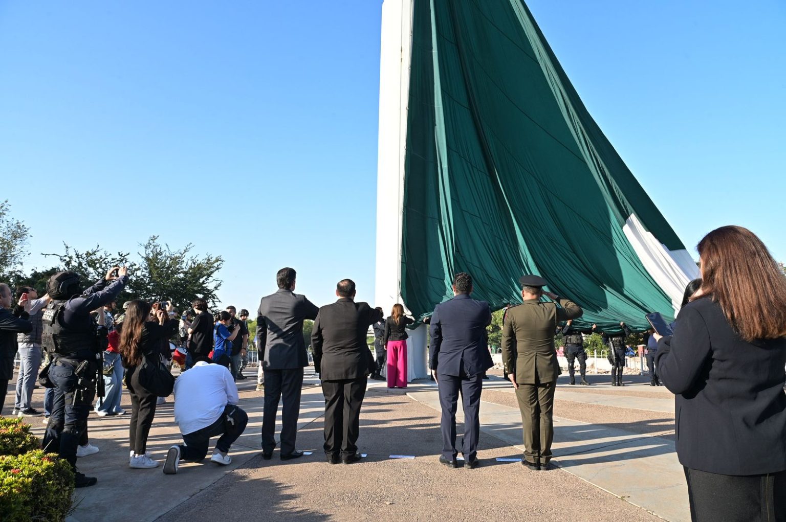 Conmemoran autoridades de Sinaloa el Día de la Bandera