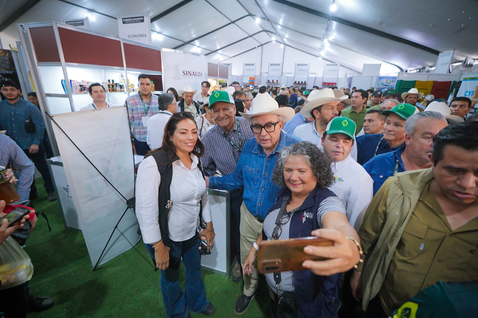 Gobernador Rubén Rocha Moya inaugura el Punto PyME y el Centro de Negocios en Expo Agro Sinaloa 2026 Slide (18)