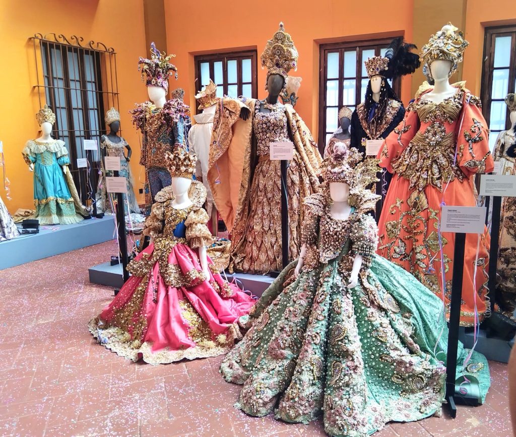 Se engalana el Centro Histórico de Mazatlán con la Expo de Vestidos de Ex Reinas del Carnaval 2026 3