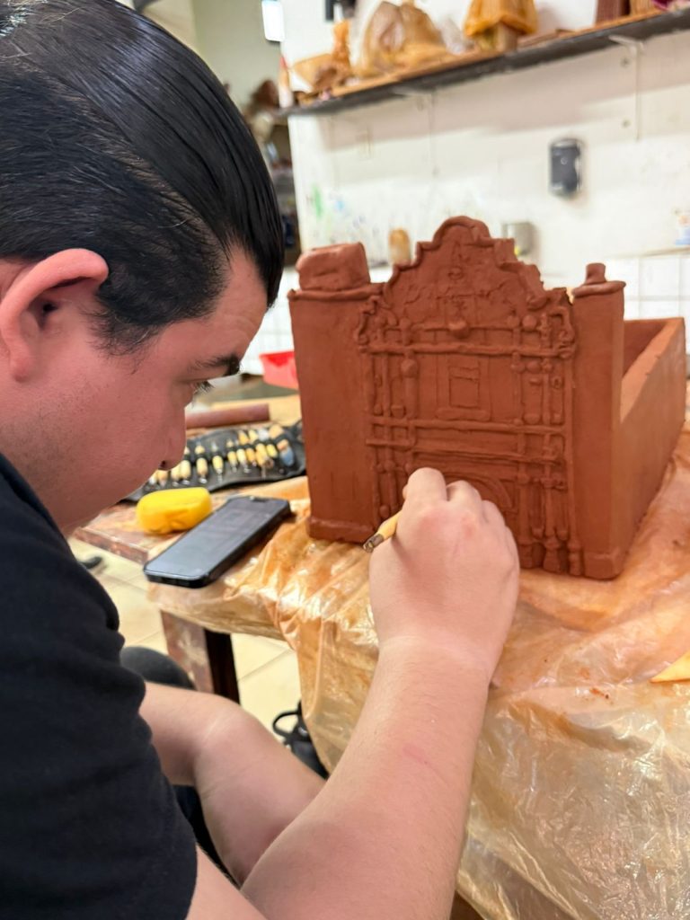 Creatividad que toma forma en barro en el CMA bajo la guía del maestro Luis Ángel Leyva (6)
