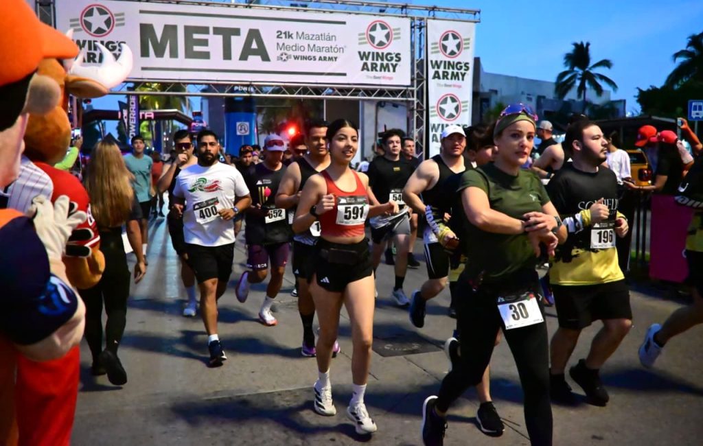 Ganan Juan Luis Barrios y Kathya Mirell García el 21K “Medio Maratón Mazatlán” 2026