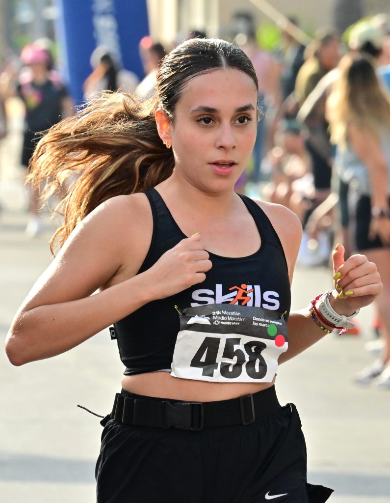 Ganan Juan Luis Barrios y Kathya Mirell García el 21K “Medio Maratón Mazatlán” 2026 3