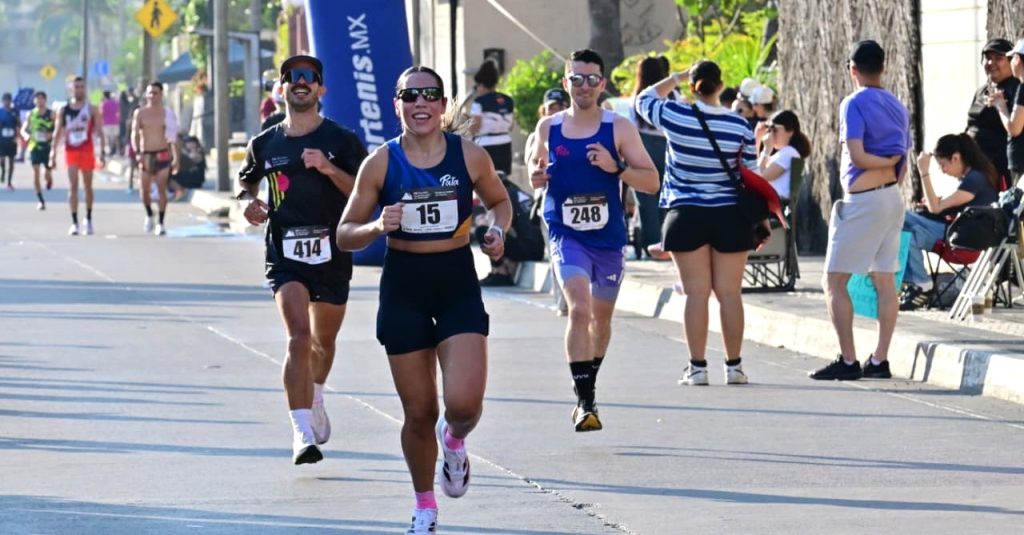 Ganan Juan Luis Barrios y Kathya Mirell García el 21K “Medio Maratón Mazatlán” 2026 4