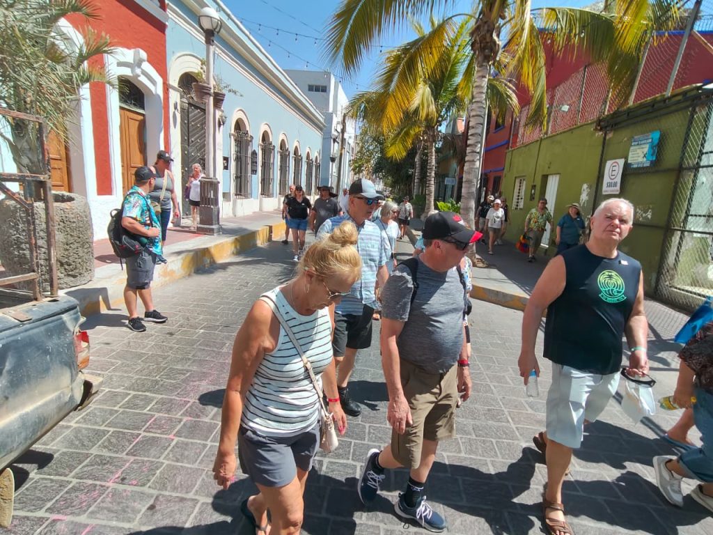 Recibe Mazatlán a más de 7 mil turistas en los primeros cruceros de marzo (11)