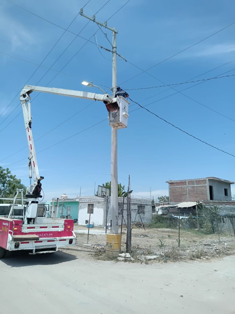 Gobierno de Mazatlán fortalece el alumbrado público en Villa Unión (3)