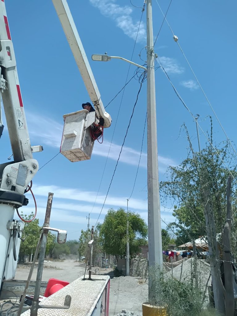 Gobierno de Mazatlán fortalece el alumbrado público en Villa Unión (4)