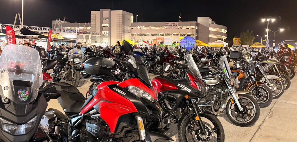 Más de 10 mil personas asisten al concierto de Pancho Barraza en la Semana Internacional de la Moto Mazatlán 2026 4