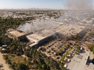 Continúan labores de atención y control tras incendio en plaza comercial de Los Mochis 2026 a
