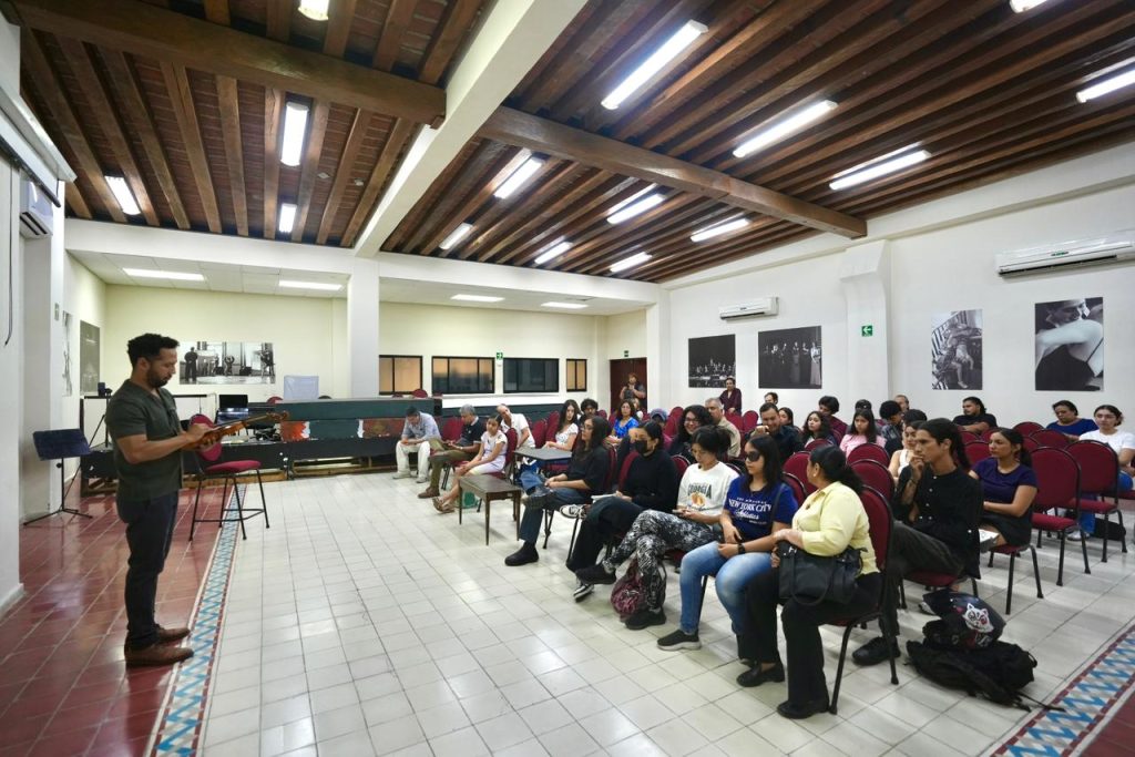 La Luthería clásica encontró eco en el CMA con la conferencia de Jonatan Flores Larrea