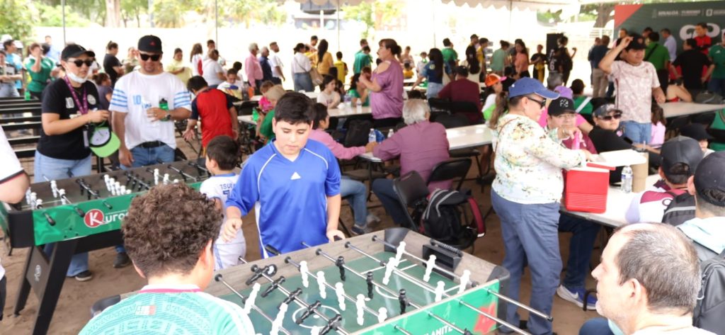 Culiacán se desborda de pasión en La Fiesta del Futbol desde el Parque Acuático 2026 3
