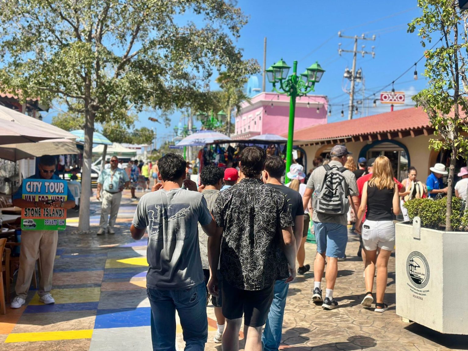 El turismo internacional sigue llegando a Mazatlán; arriban más de 3 mil 800 pasajeros en crucero