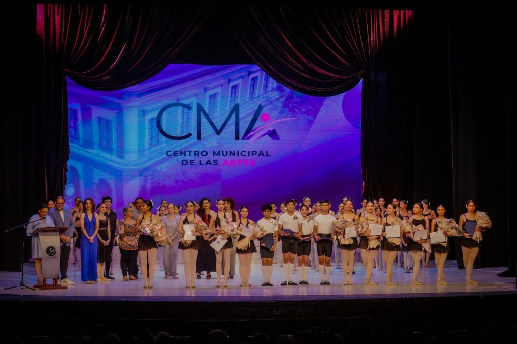Entregan diplomas a graduados de la EMBC durante la puesta en escena de “La Muñeca Encantada (16)