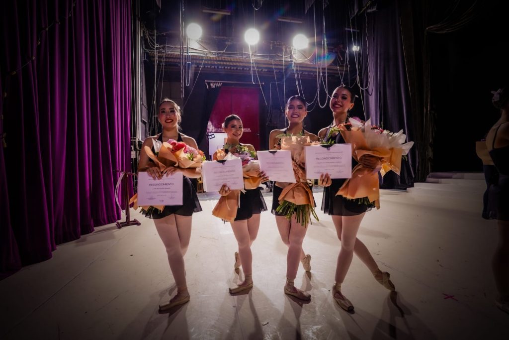 Entregan diplomas a graduados de la EMBC durante la puesta en escena de “La Muñeca Encantada (17)