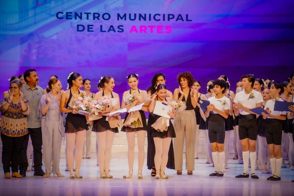 Entregan diplomas a graduados de la EMBC durante la puesta en escena de “La Muñeca Encantada (18)
